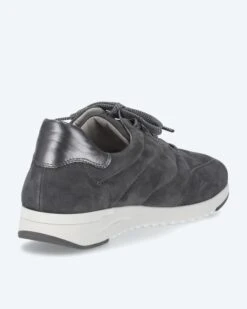 Sneaker Aus Leder Mit Ziernähten -Heim- Und Modegeschäft 59583341 7d22cec6 cf65 11ec a9cd 5a72d431453d pics640