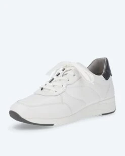 Sneaker Aus Leder Mit Ziernähten -Heim- Und Modegeschäft 59583402 996854f8 cf65 11ec a9cd 5a72d431453d pics640