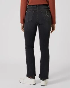 Jeans Mit Metallplättchen-Logo -Heim- Und Modegeschäft 59615459 832f396d fe93 11ec 8f3c 5a72d431453d pics640