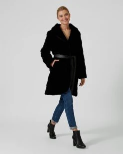 Webpelzmantel Mit Gürtel -Heim- Und Modegeschäft 59640699 36162cbb 14b3 11ed 9039 5a72d431453d pics640