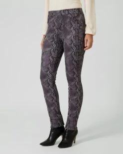 Schlupfhose Mit Allover-Snake-Druck 14 Schlupfhose Mit Allover-Snake-Druck -Heim- Und Modegeschäft 59679237 15578211 4878 11ed 9039 5a72d431453d pics640