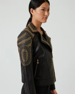 Lederjacke Mit Nieten -Heim- Und Modegeschäft 59826289 e7f42c1d 06a9 11ee 9169 5a72d431453d pics640