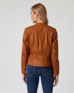 Lederjacke Im Patch-Design -Heim- Und Modegeschäft 59840633 87a851f8 1bca 11ee 8f6f 5a72d431453d pics640