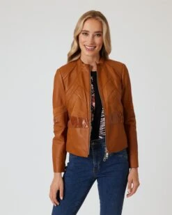 Lederjacke Im Patch-Design -Heim- Und Modegeschäft 59840636 8c36da4f 1bca 11ee 8f6f 5a72d431453d pics640