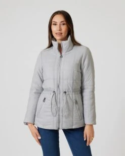 Steppjacke Mit Tunnelzug -Heim- Und Modegeschäft 59842403 42e79ee3 1efa 11ee 8f6f 5a72d431453d pics640