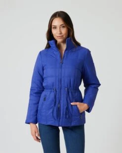 Steppjacke Mit Tunnelzug -Heim- Und Modegeschäft 59842404 434fa587 1efa 11ee 8f6f 5a72d431453d pics640