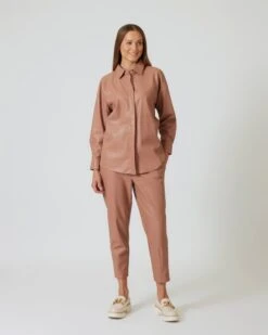 Bluse Und Hose Aus Veganem Leder 12 Bluse Und Hose Aus Veganem Leder -Heim- Und Modegeschäft 59844606 4a5df00a 2096 11ee 8f6f 5a72d431453d pics640