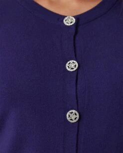 Strickjacke Mit Dekoknöpfen -Heim- Und Modegeschäft 59866109 8a0d8996 3070 11ee 8f6f 5a72d431453d pics640