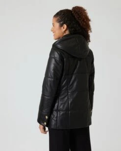 Ledermantel Mit Schmuckknöpfen -Heim- Und Modegeschäft 59888062 455d0bc4 4afc 11ee 8f6f 5a72d431453d pics640