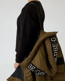 Steppjacke Mit Trageriemen 16 Steppjacke Mit Trageriemen -Heim- Und Modegeschäft 59908794 9ce09d9a 6803 11ee 8f6f 5a72d431453d pics640